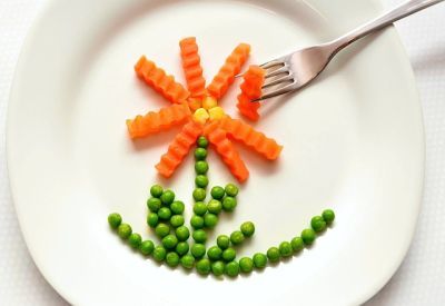 Gesunde Ernährung in der Familie - Teller mit Gemüsegesicht 1