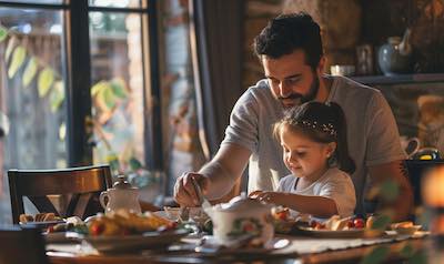 Vater deckt den Tisch mit seiner Tochter