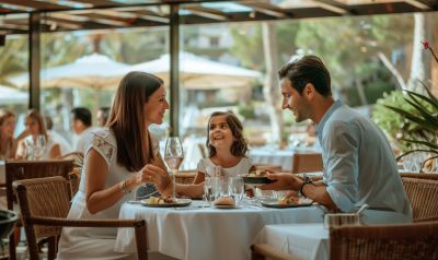 3 Familie im urlaub auf Mallorca im Hotelrestaurant