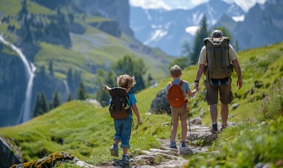 familie wandern schweizer alpen kinder bergpfad wasserfall sommer