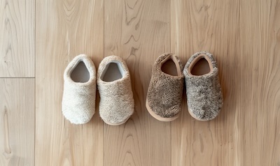 Vergleich dünner Sommer-Hausschuh und warmer Winter-Hausschuh für Kinder von oben