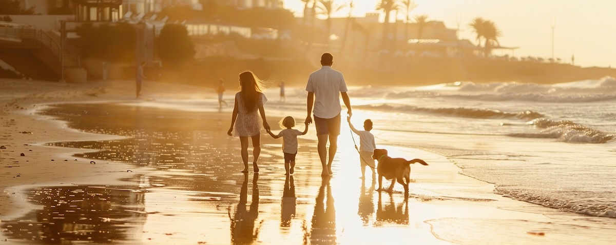 Familie mit Kindern und Hund gemeinsam im Urlaub unterwegs